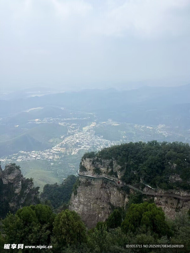 山巔俯瞰綠意盎然景致