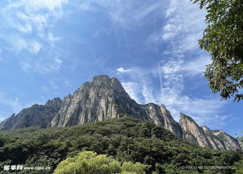 巍峨青山伴藍天綠樹