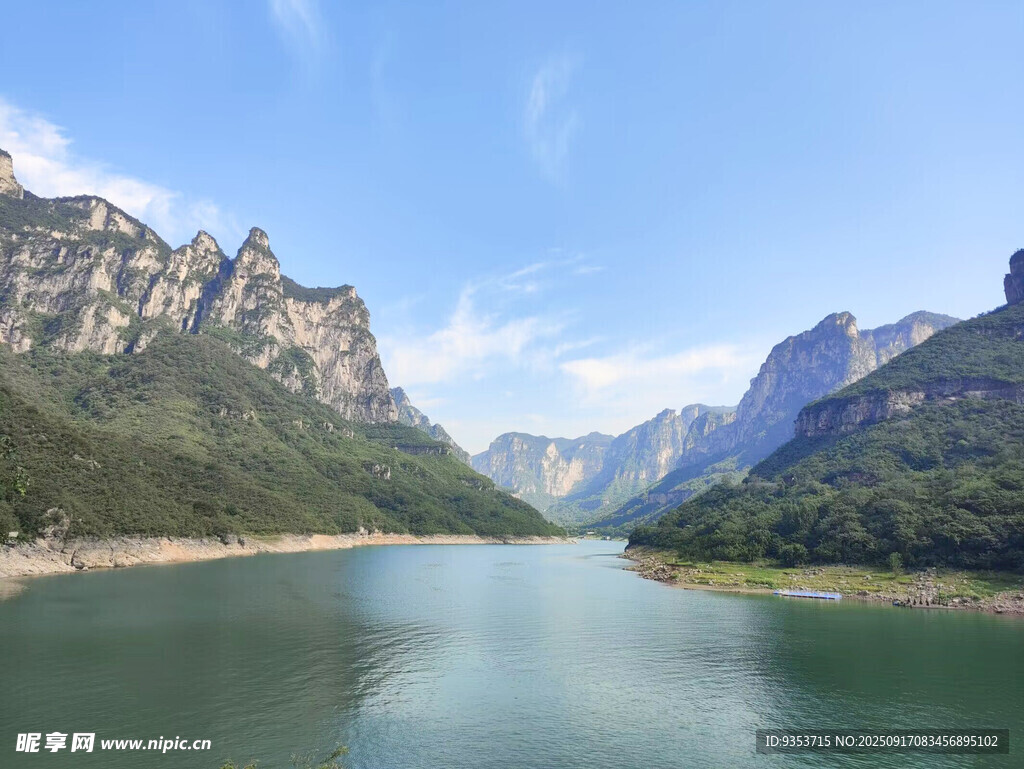 壯麗山水間的寧?kù)o湖泊