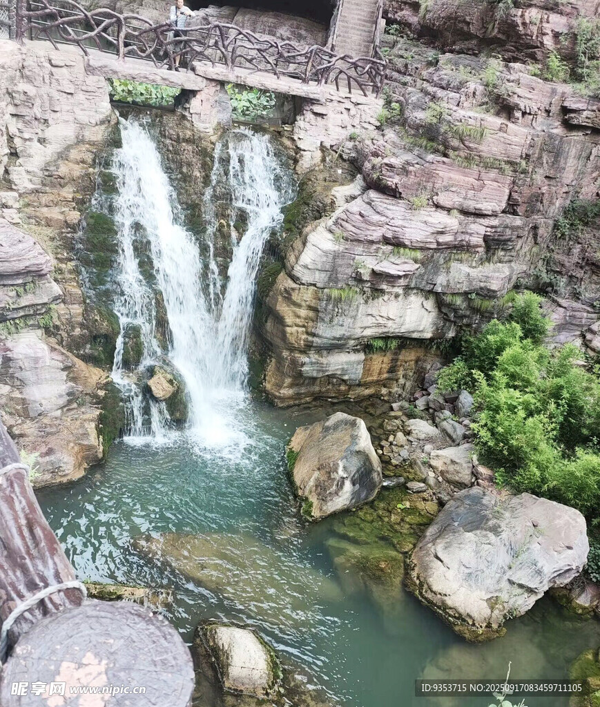 山間小瀑布  靈動自然景