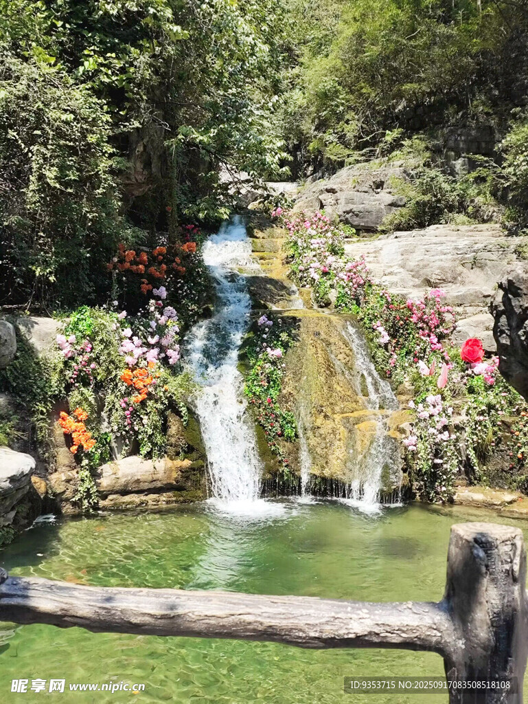 山間多彩瀑布景觀