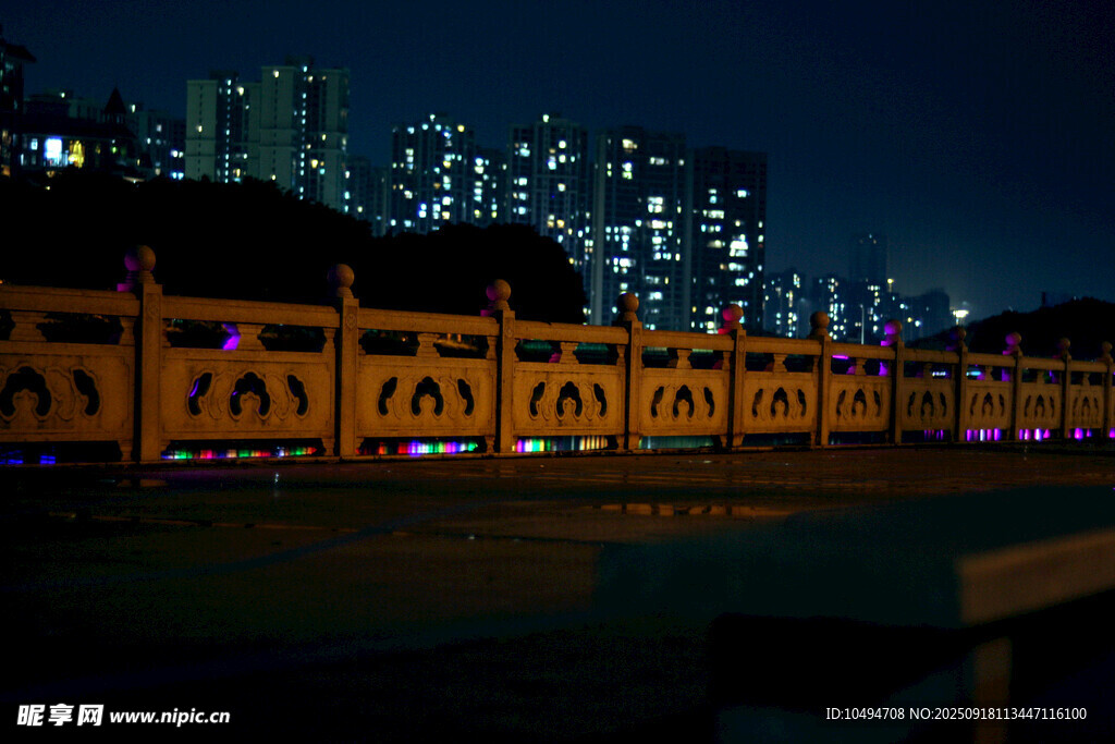 城市夜景下的河畔護欄