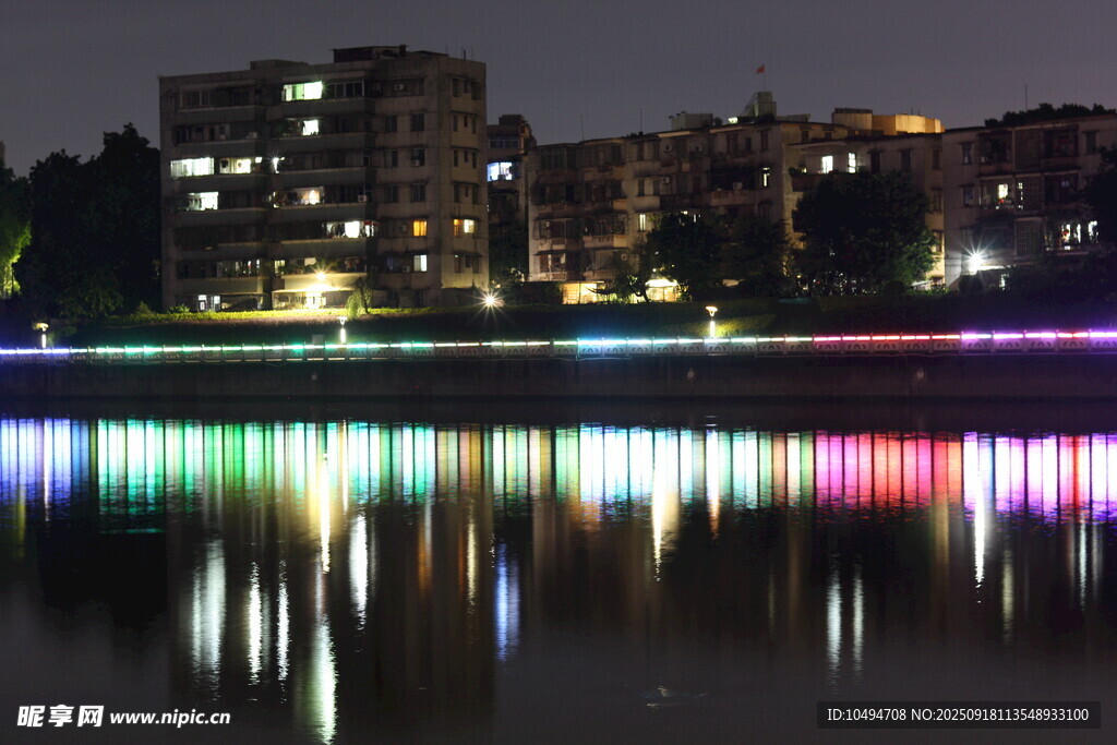 城市夜景湖面彩色燈光倒影