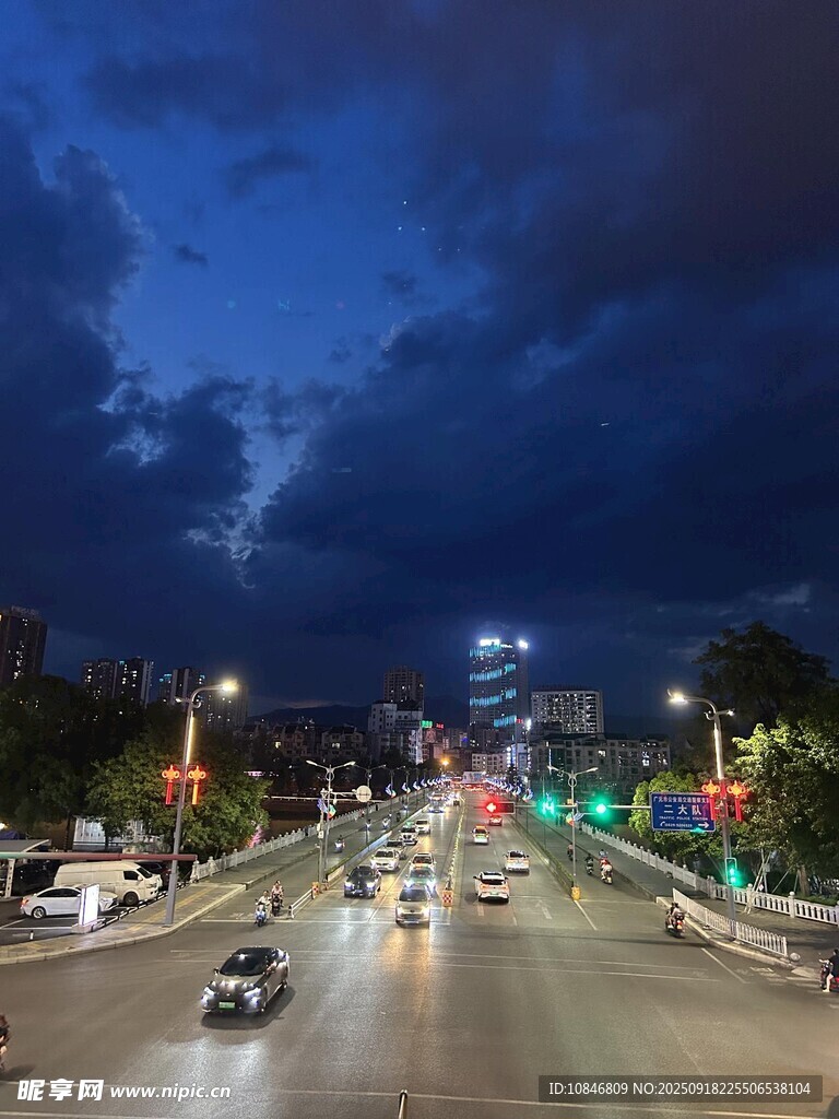 廣元市南夜幕下城市道路車(chē)流景象