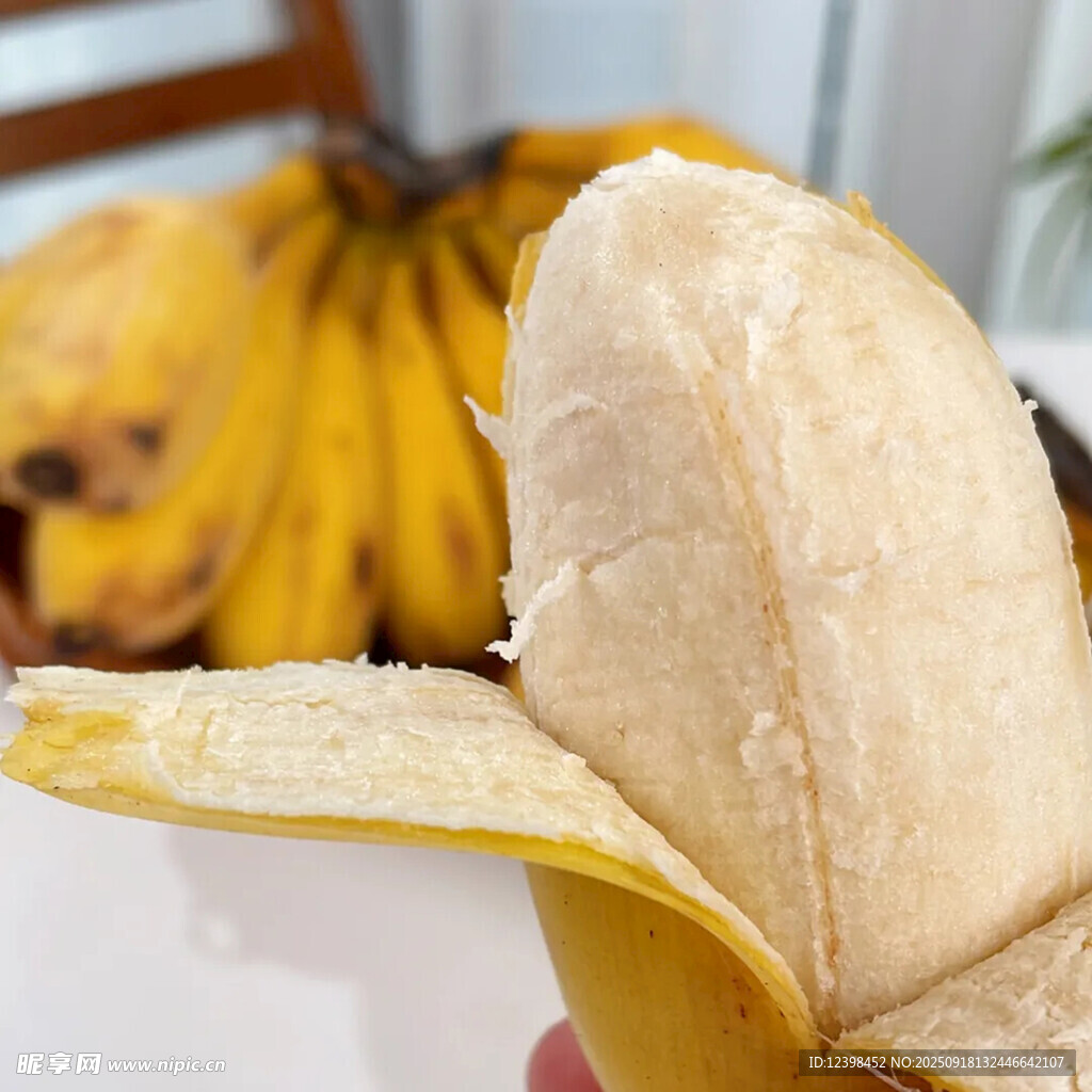 剝開的新鮮香蕉