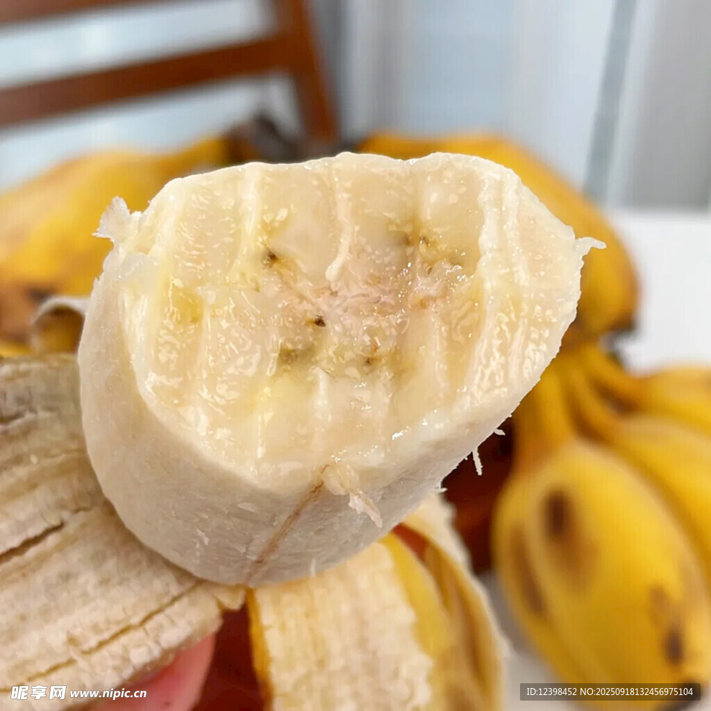 剝開(kāi)的新鮮香蕉果肉