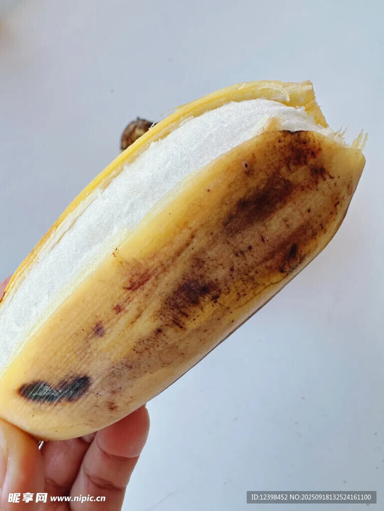剝開的帶黑斑成熟香蕉