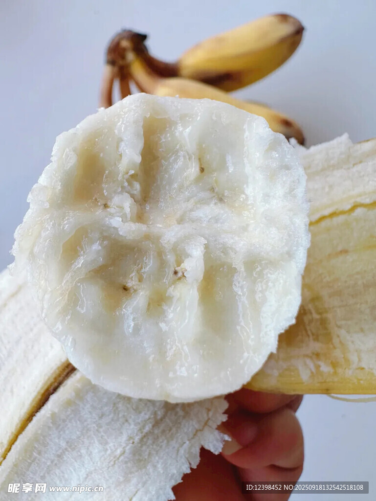 剝開(kāi)的新鮮香蕉果肉