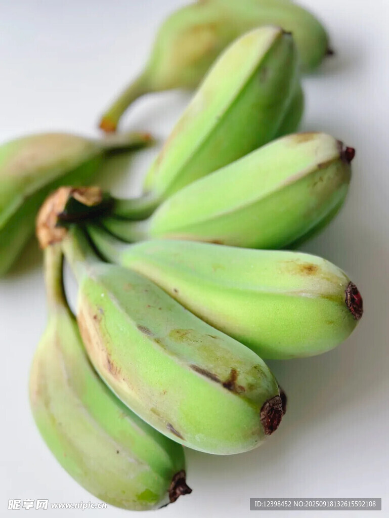 青綠未熟的成串香蕉