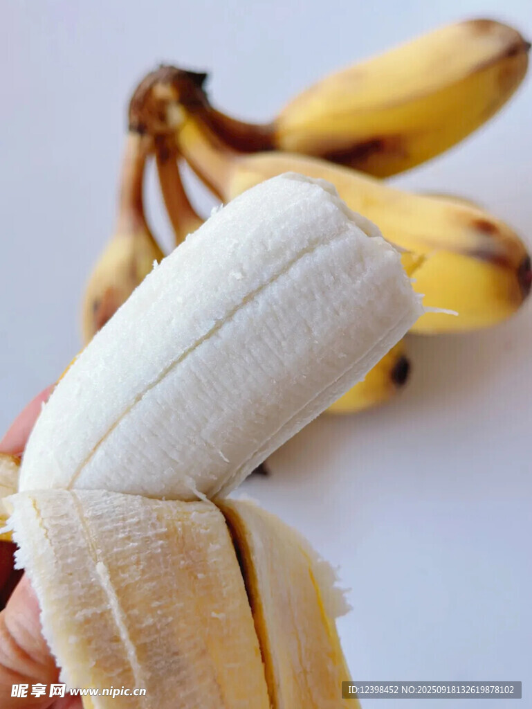 剝開的新鮮香蕉特寫