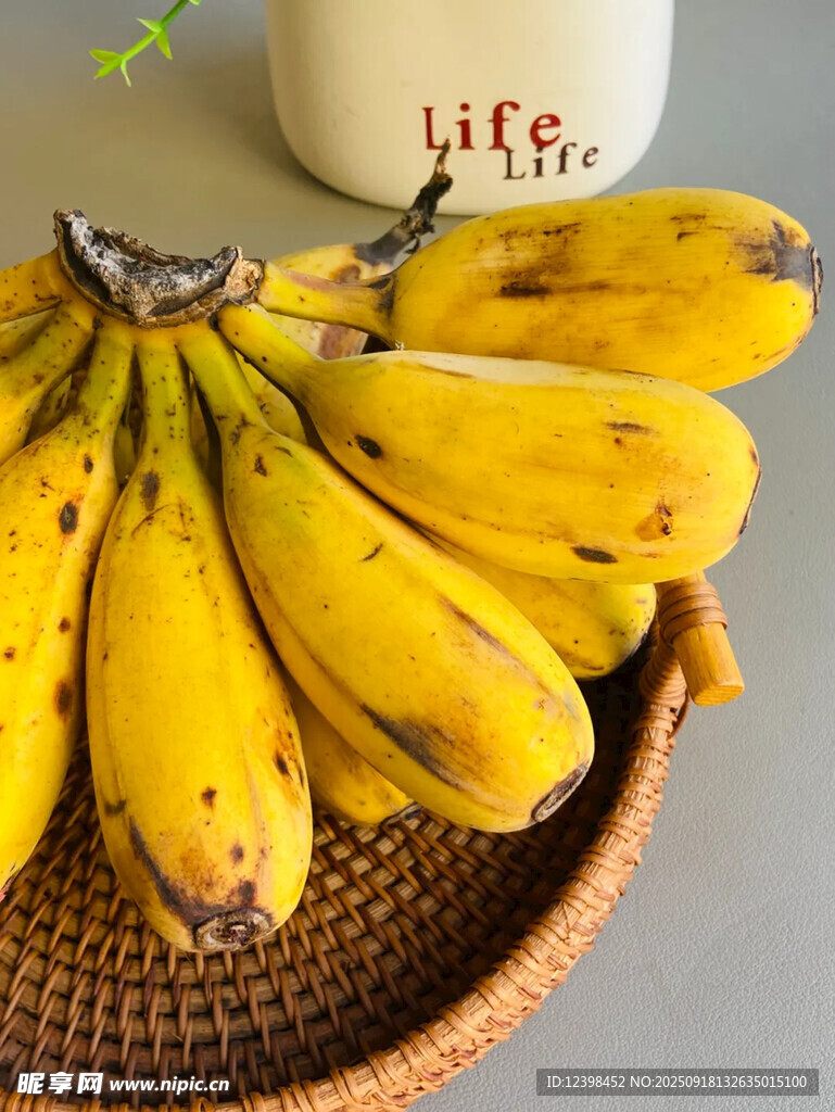竹籃中的鮮黃成熟香蕉