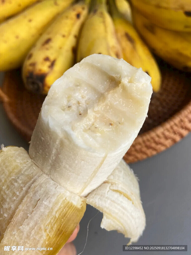 剝開的新鮮香蕉