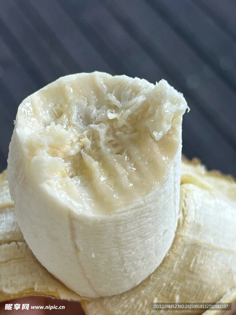 剝開的新鮮香蕉果肉