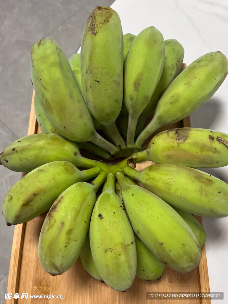 新鮮青綠香蕉擺放在木盤上
