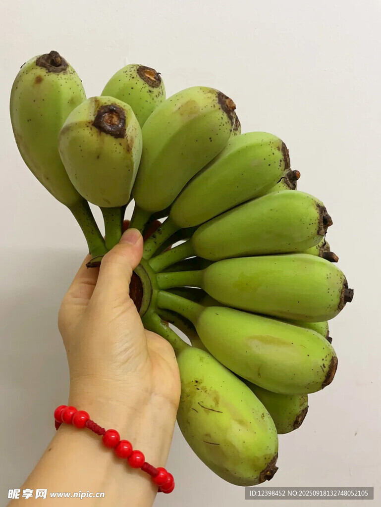 手捧青香蕉