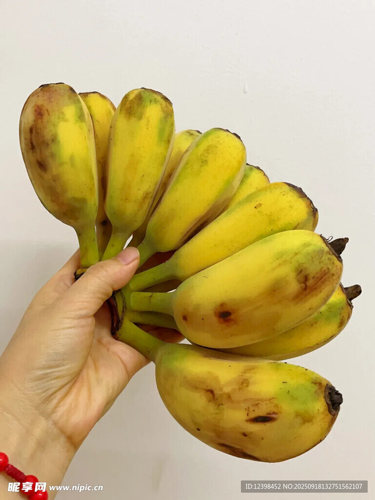 手捧新鮮帶斑的香蕉