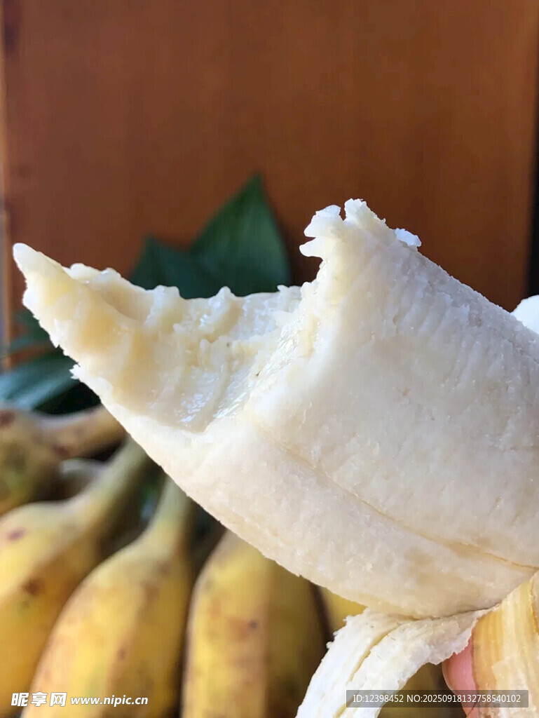 剝開的新鮮香蕉果肉