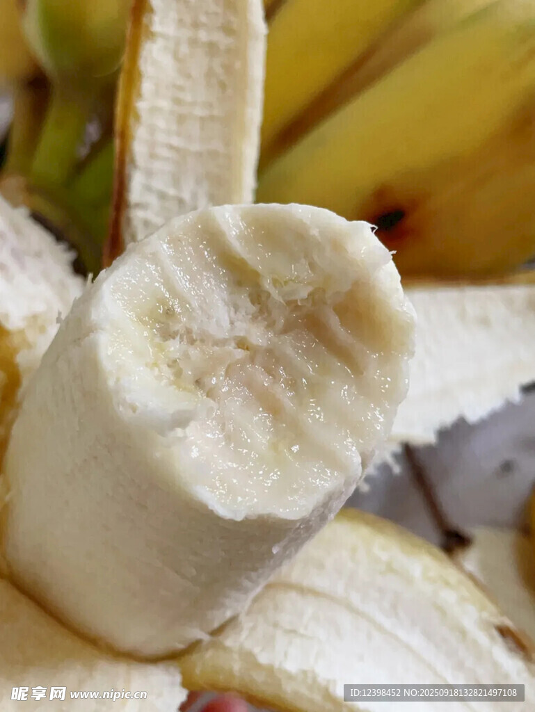 剝開(kāi)的新鮮香蕉果肉