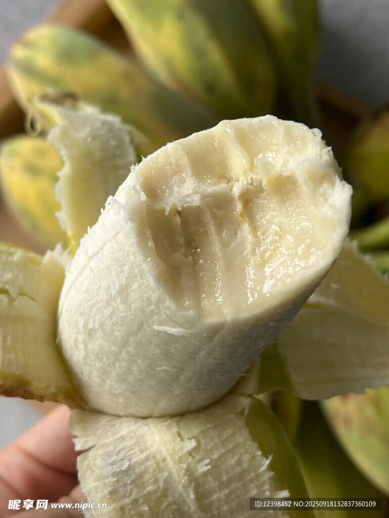 剝開的新鮮香蕉果肉