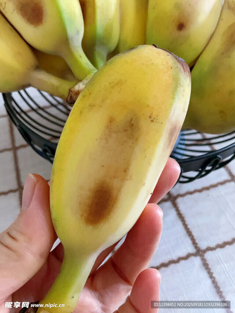手拿帶黑斑的新鮮香蕉