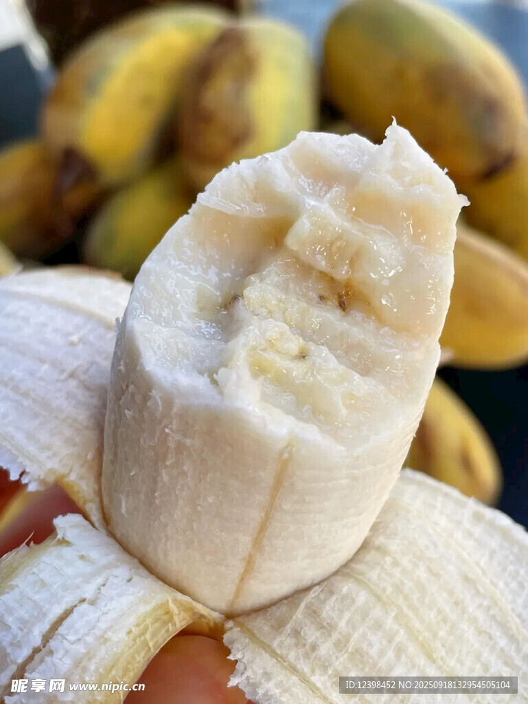 剝開的新鮮美味香蕉果肉