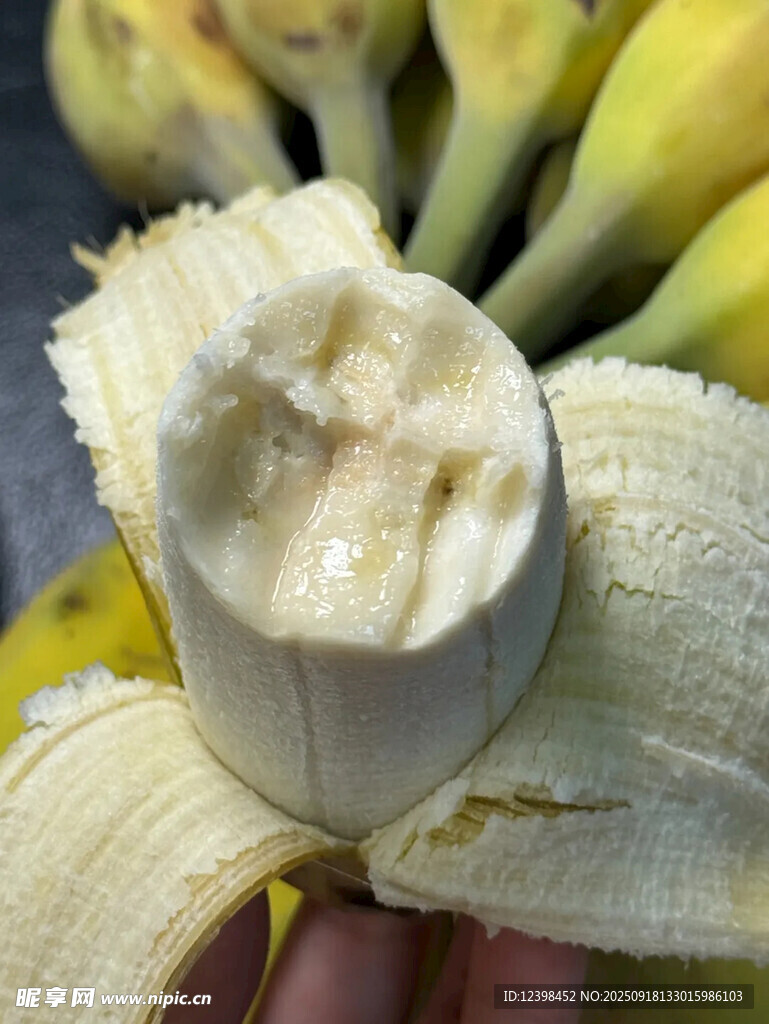 剝開的新鮮香蕉果肉