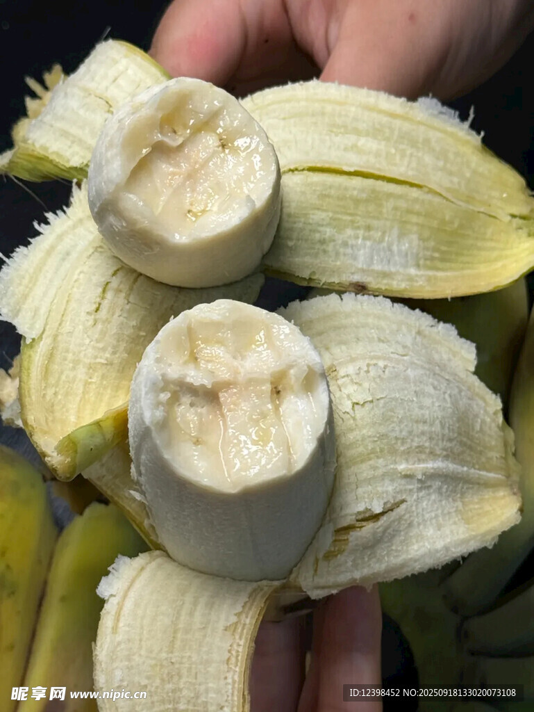 剝開的新鮮香蕉