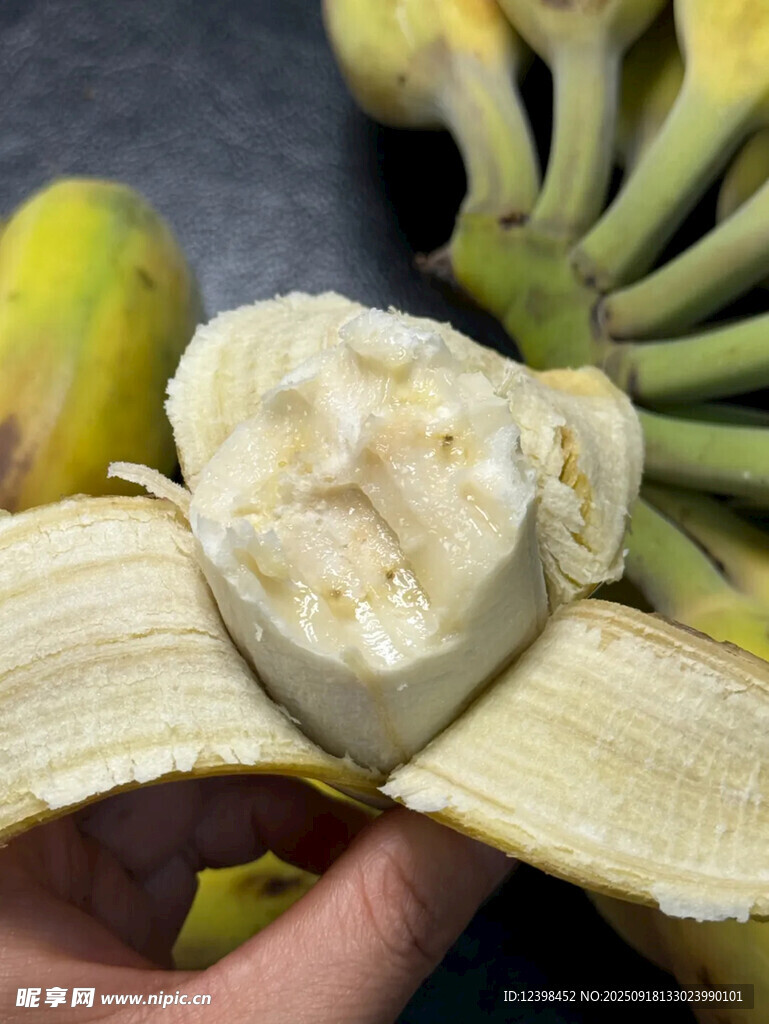 剝開的新鮮香蕉果肉