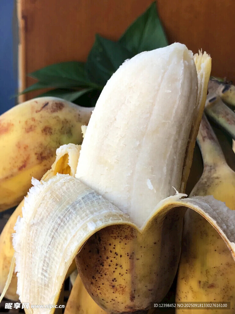 剝開的香甜成熟香蕉