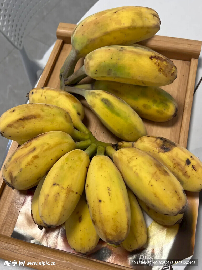 木盤上的成熟黃色香蕉