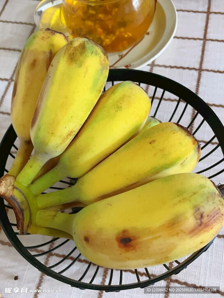 竹籃中的新鮮黃香蕉