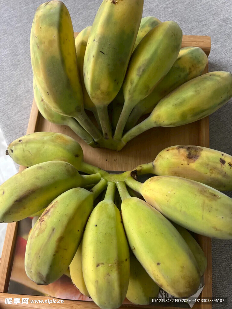 木盤上的黃綠色香蕉串