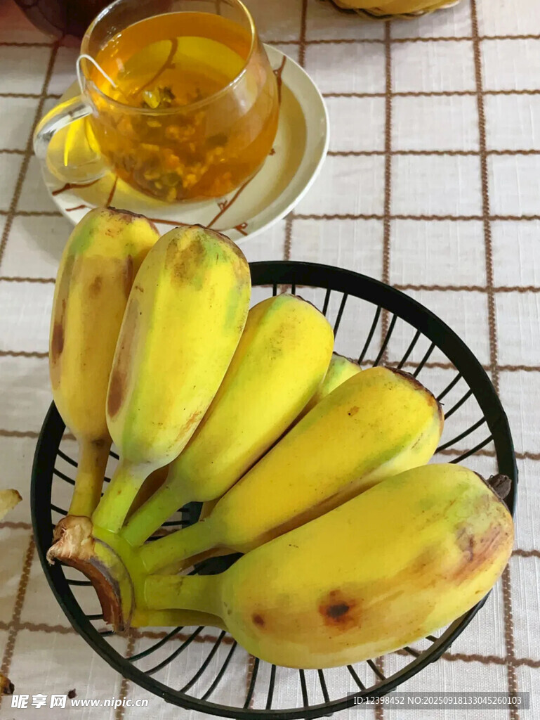 新鮮黃皮香蕉與熱茶搭配