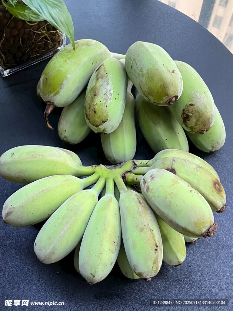 新鮮青香蕉擺放在盤上