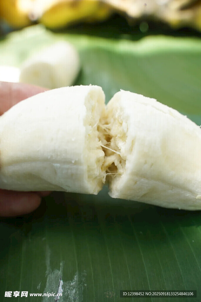 剝開的新鮮香蕉