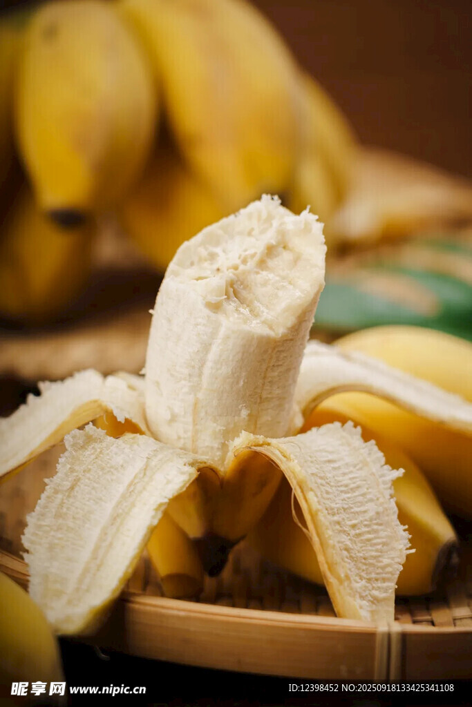 剝開(kāi)的新鮮香蕉