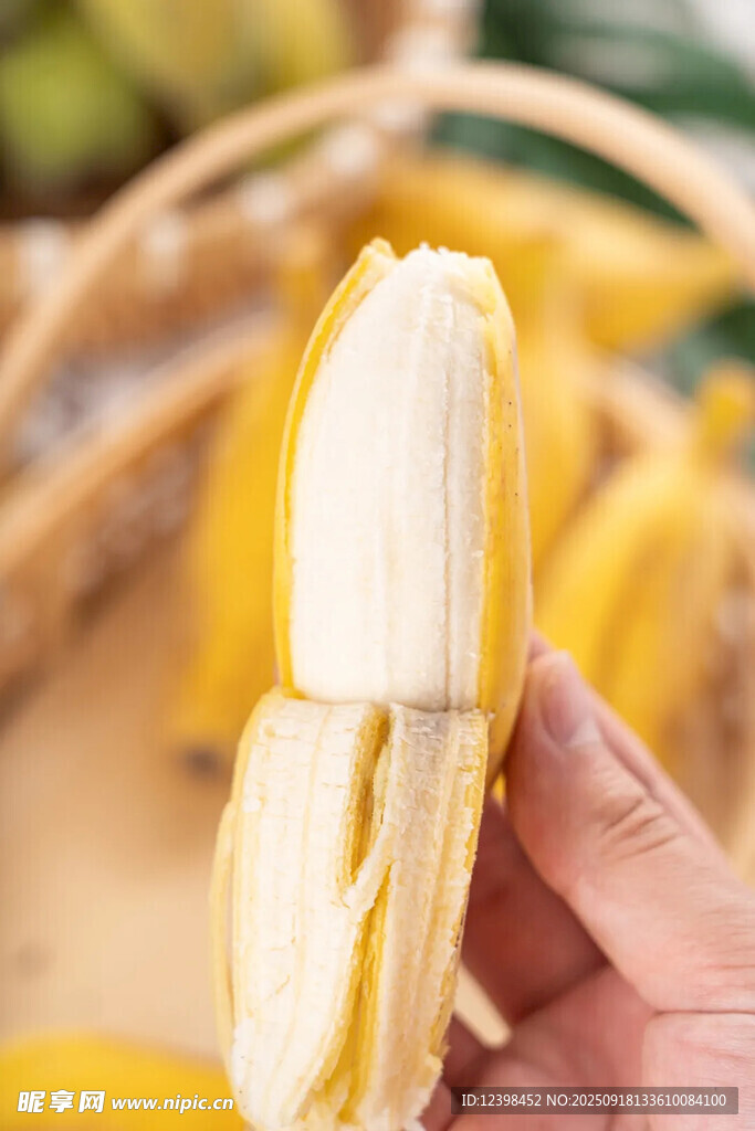 剝開的新鮮香蕉特寫