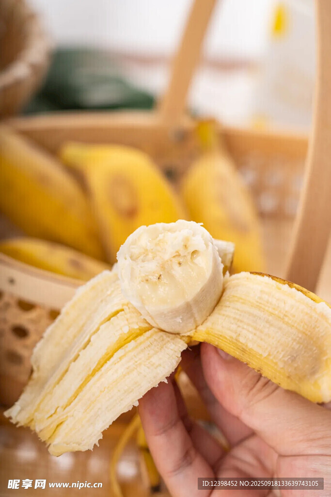 剝開的新鮮香蕉特寫