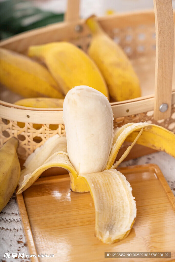 剝開(kāi)的香蕉與整串香蕉