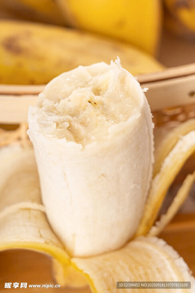 剝開的新鮮香蕉
