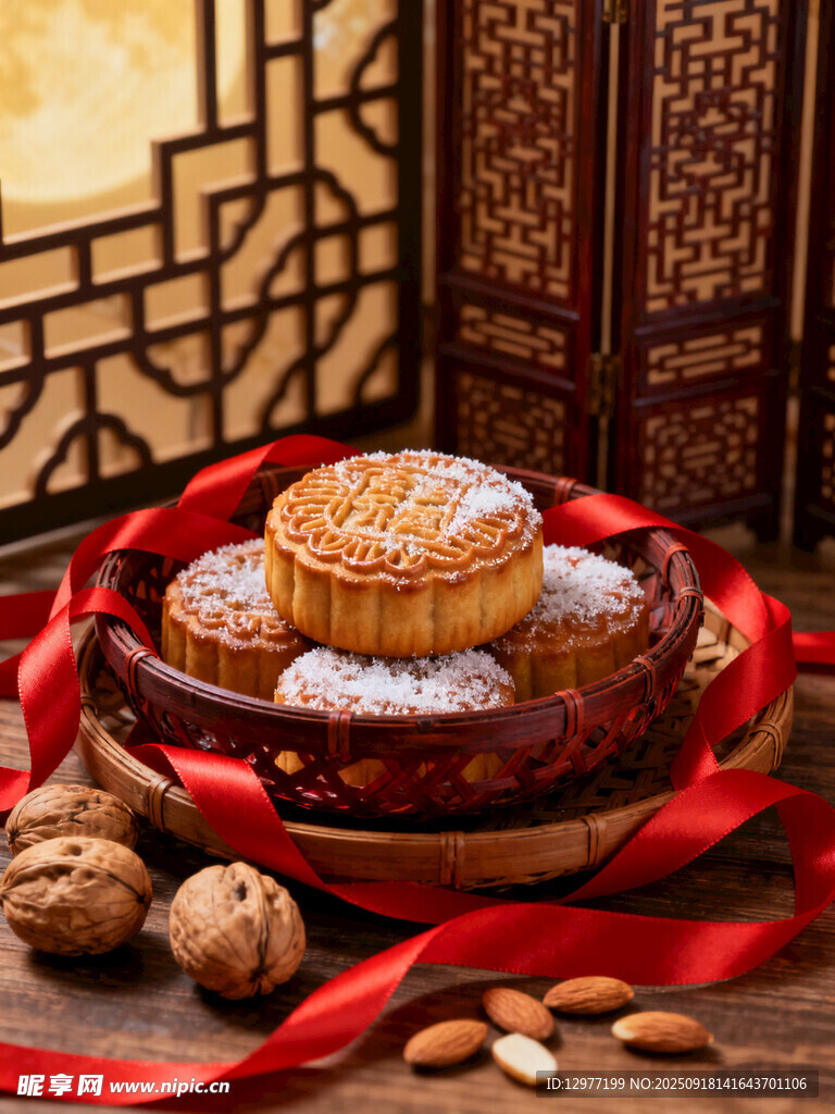 傳統(tǒng)月餅擺放在中式背景中