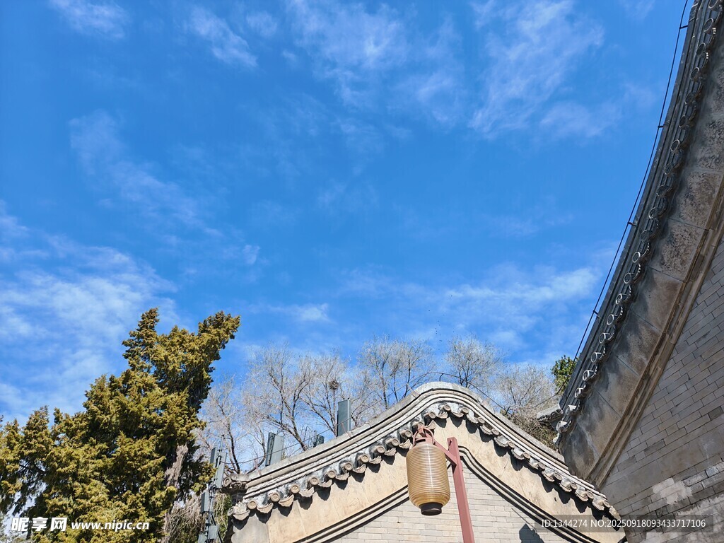 中式屋檐下的藍(lán)天綠樹(shù)