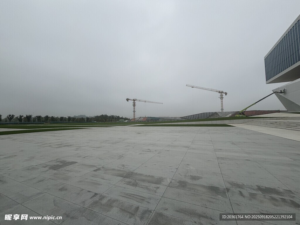 空曠場(chǎng)地與遠(yuǎn)處風(fēng)力發(fā)電機(jī)