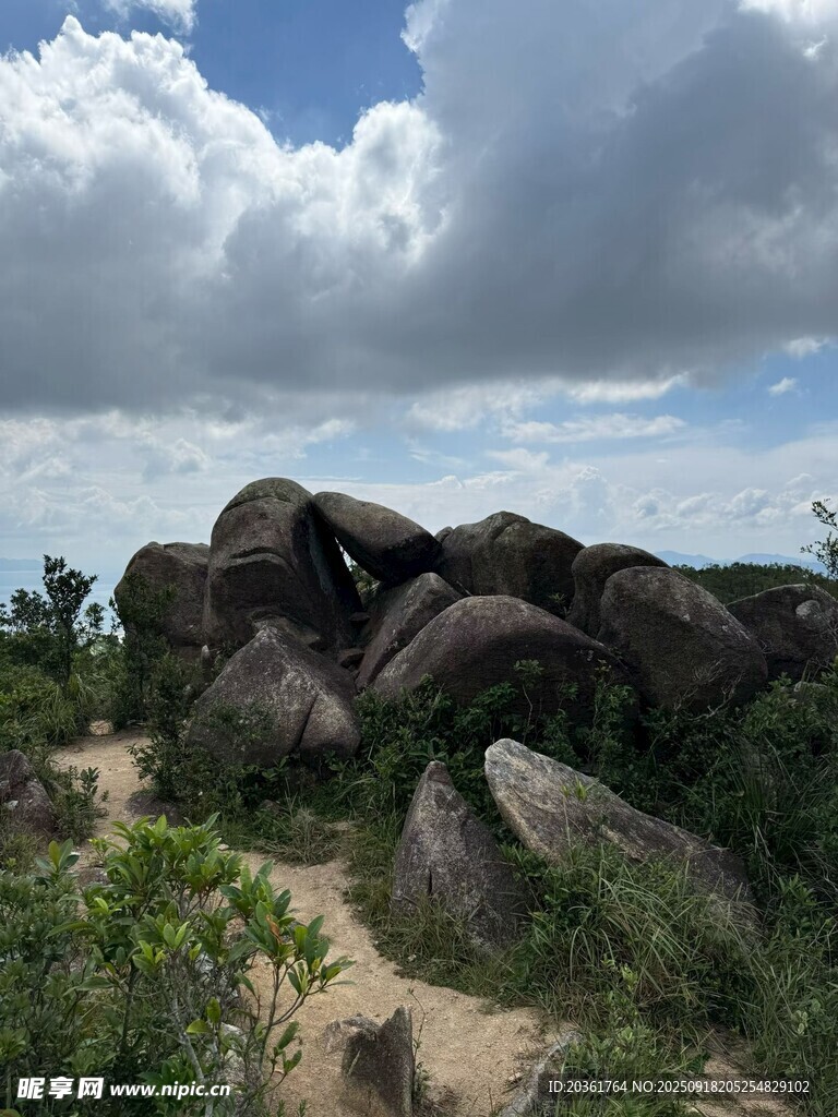 野外嶙峋巨石與綠植景觀