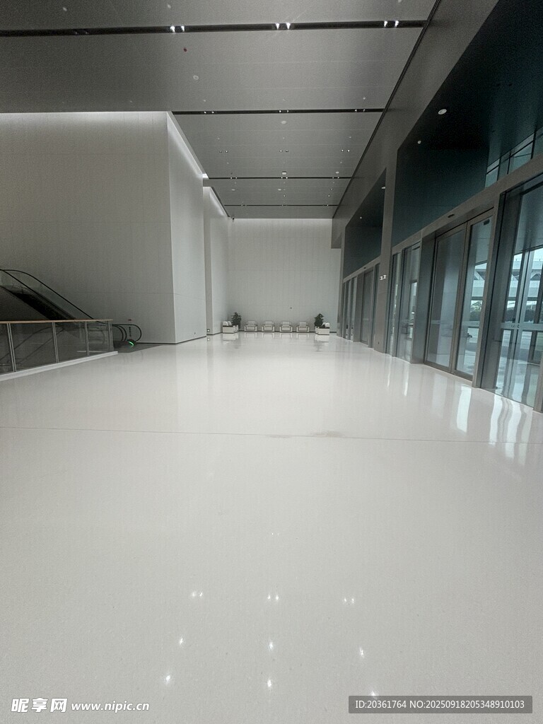 現(xiàn)代空曠室內(nèi)白色地面空間