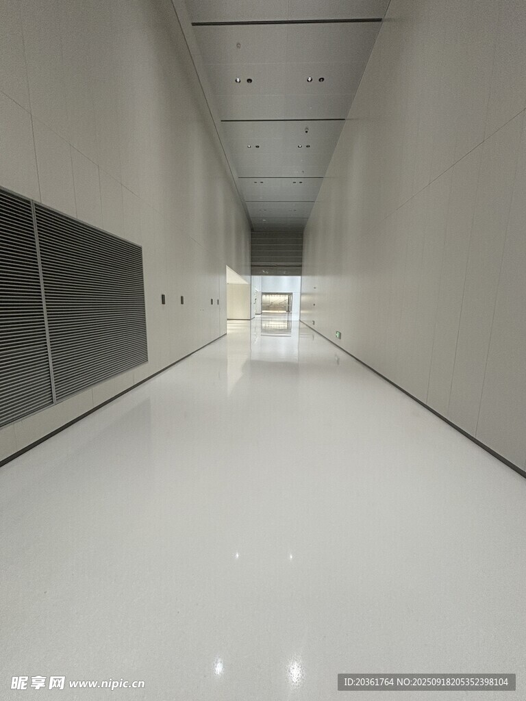 空曠潔凈的現(xiàn)代走廊空間