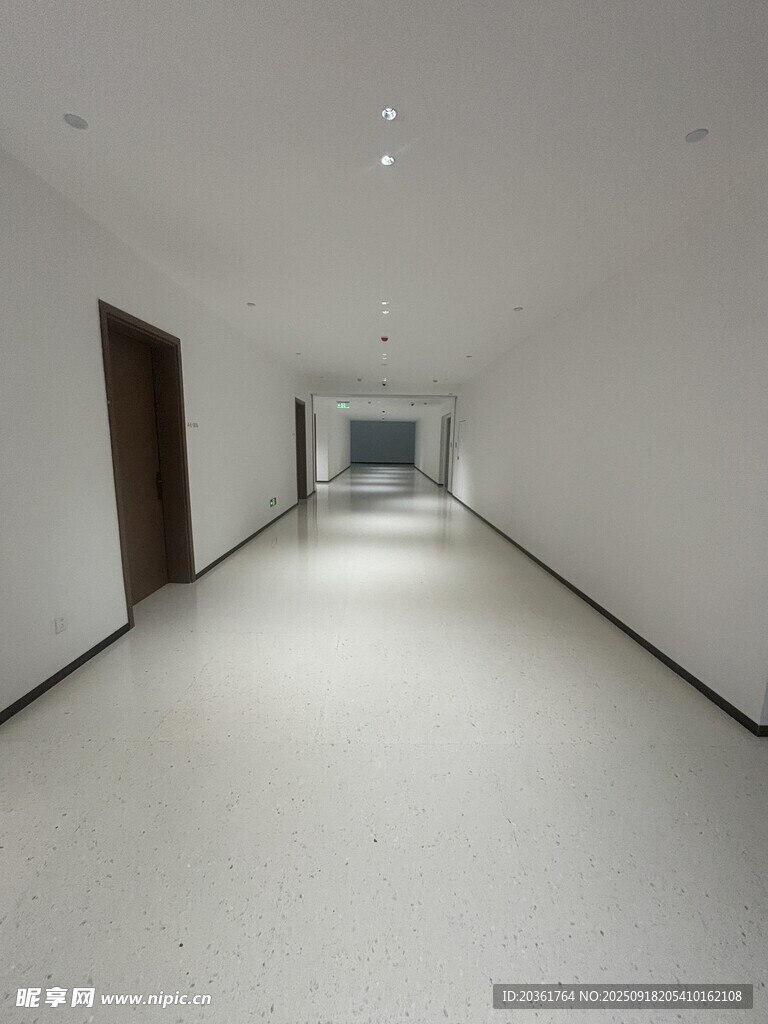 空曠潔凈的室內(nèi)走廊空間