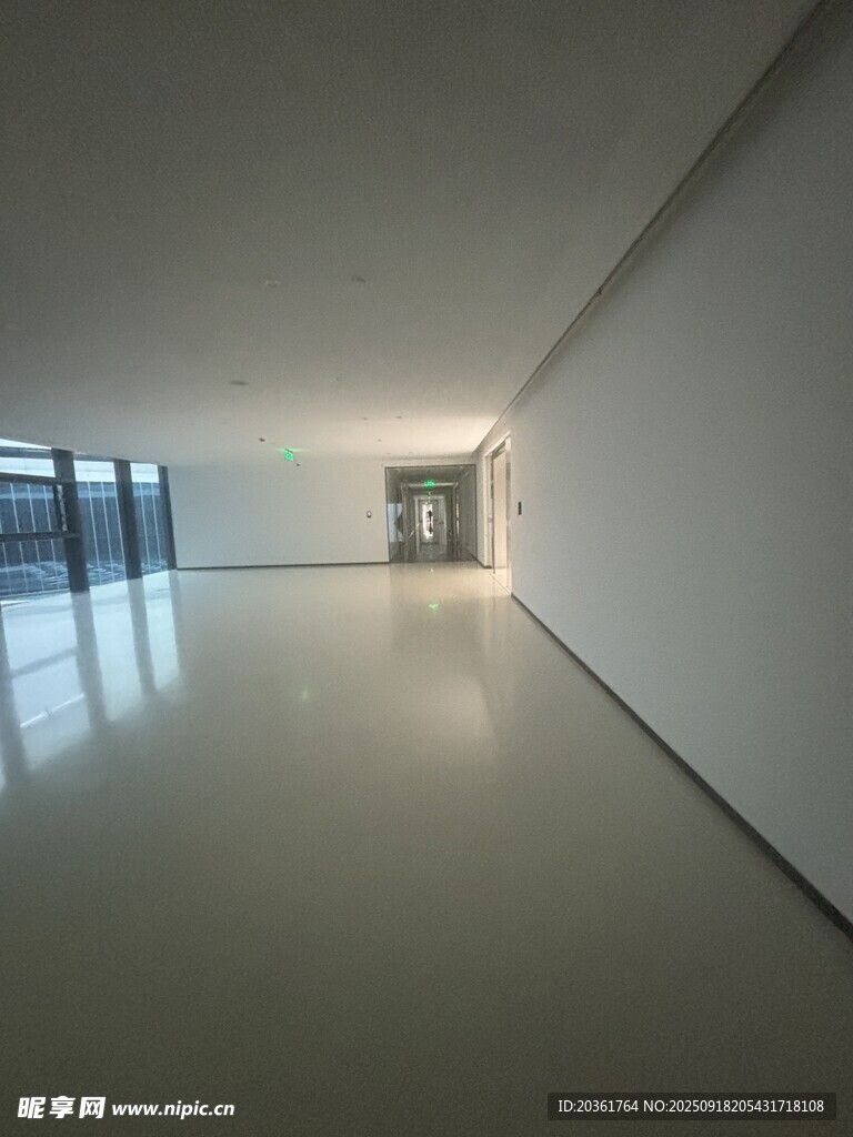 空曠明亮的室內(nèi)走廊空間