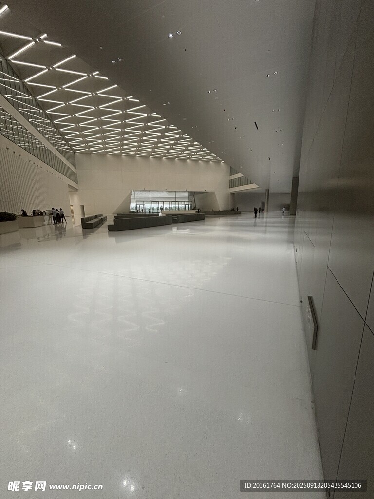 現(xiàn)代空曠室內(nèi)建筑空間