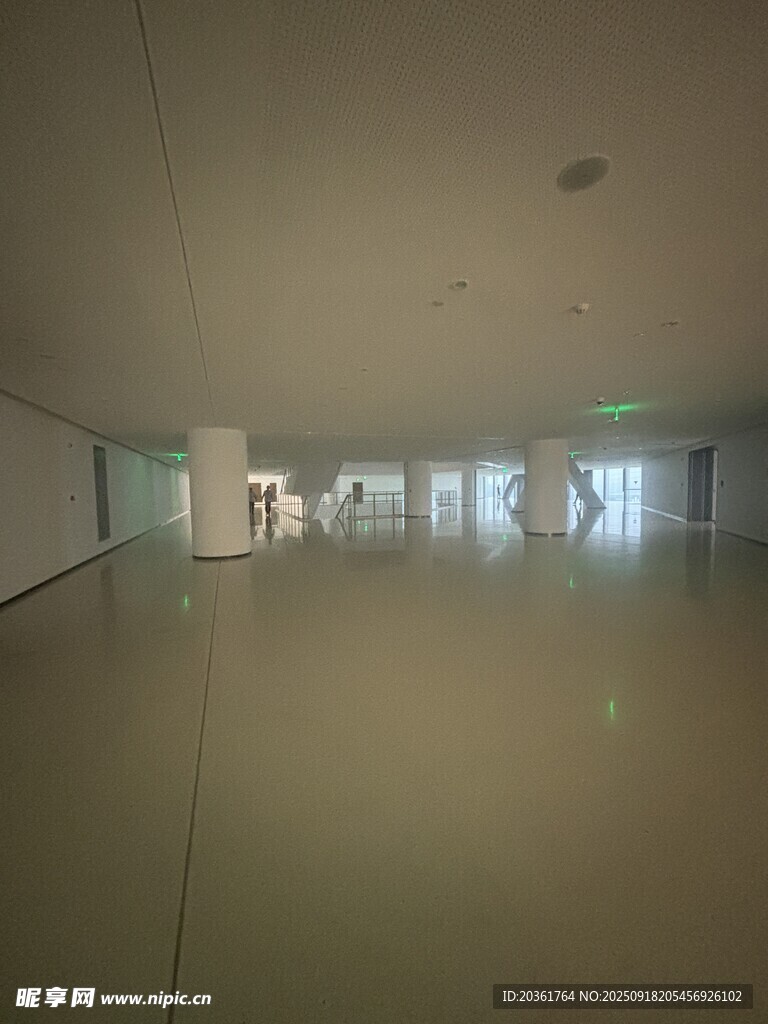 空曠明亮的室內(nèi)空間